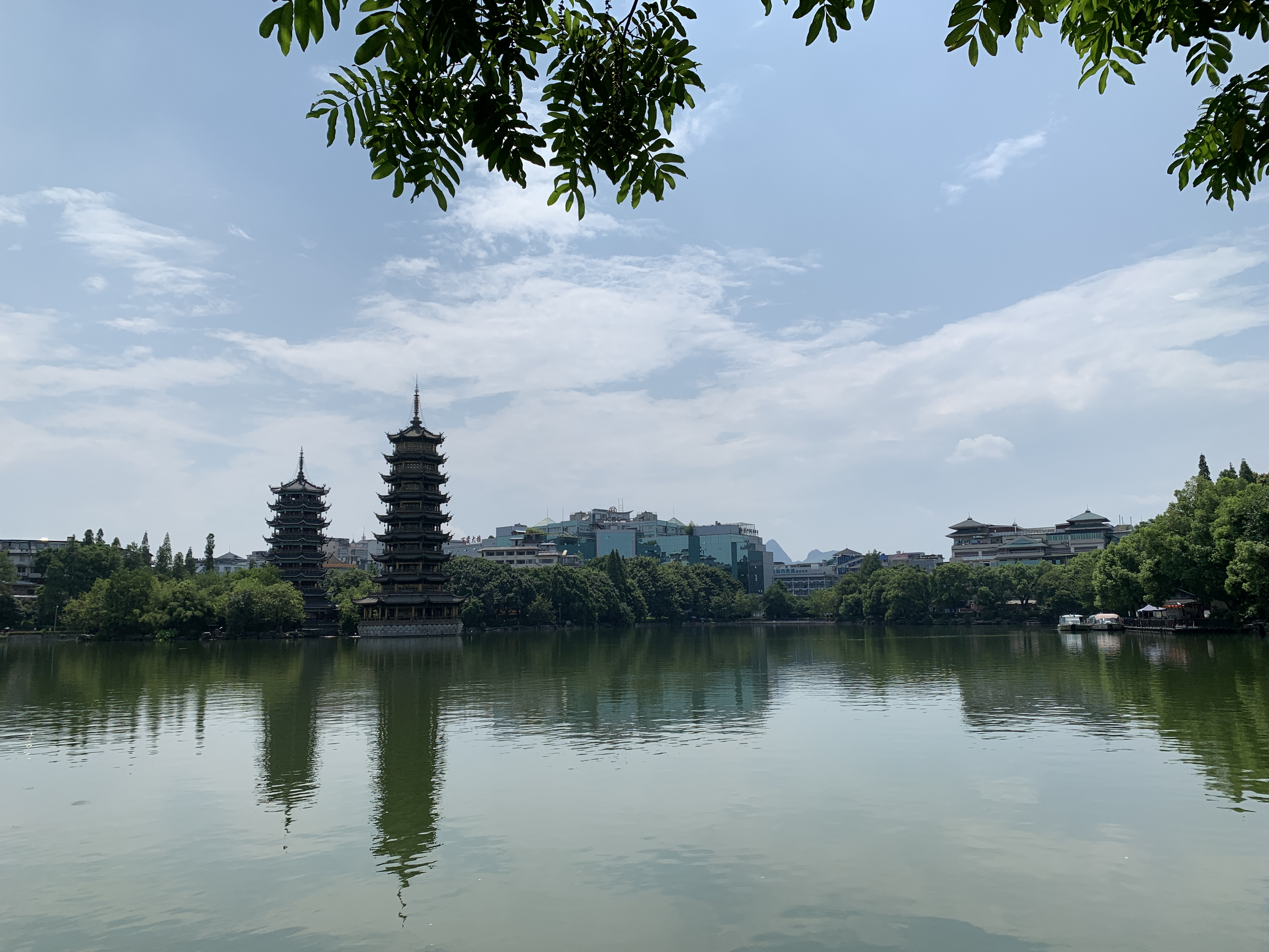 燥热的日月双塔